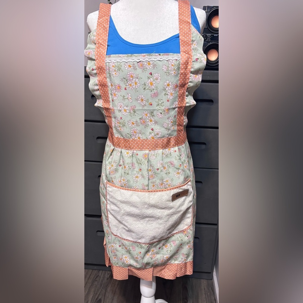 Floral Kitchen Apron
Cottagecore Vintage Style With Pockets
Kitchen Bae